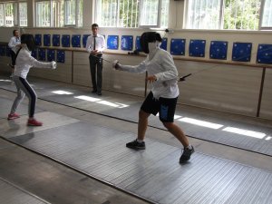 Eskrimde kılıçlar barış kupası için sallandı