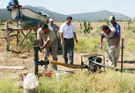 Balıkçı kayığını tarlada kullanıyor