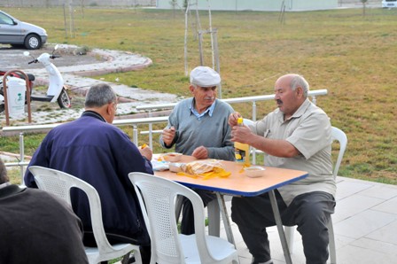 Hayvan pazarında çorba ve çay ikramı