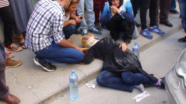 Konya'da Otomobil Kaldırımdaki Yayalara Çarptı: 4 Yaralı