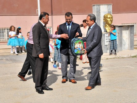 Akşehir Belediyesi’nden öğrecilere çanta ve kırtasiye seti