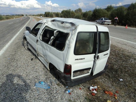 Hafif ticari araç takla attı: iki yaralı