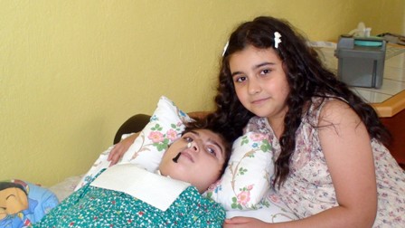 Engelli Gülce burnundan besleniyor