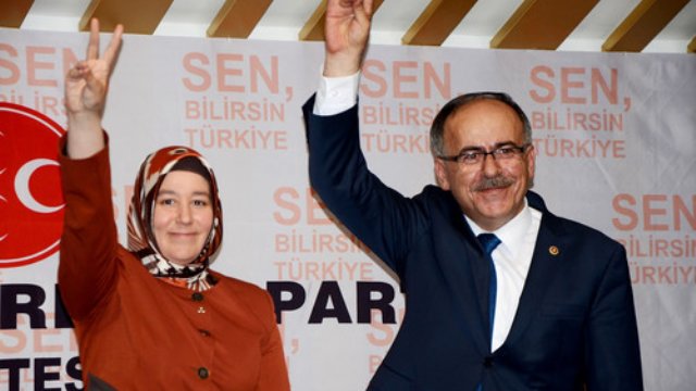 Özgür Ergun MHP'ye katıldı: Ülkücü işaretini karıştırdı!