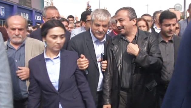 HDP'liler patlamada  ölenleri gülerek andı!