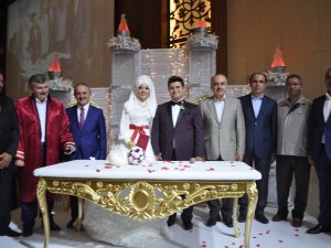 Mustafa Deresal oğlunu evlendirdi