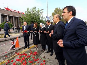 Başbakan Davutoğlu, karanfil bıraktı, dua etti