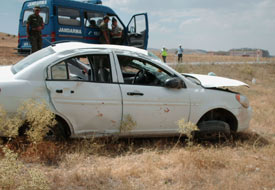 Kadınhanı'nda otomobil takla attı