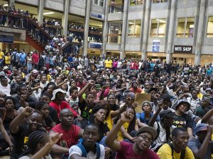 Güney Afrika'da harç protestosu