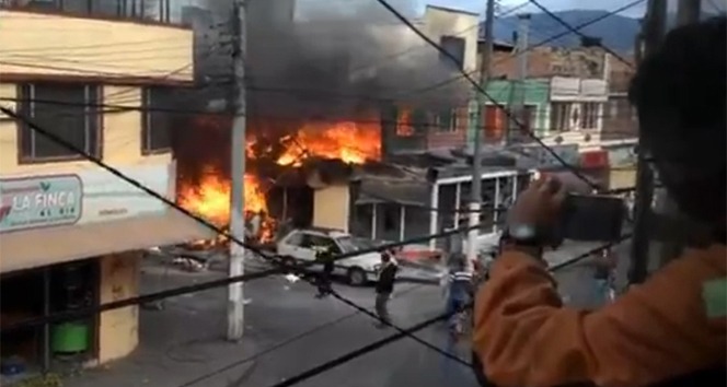 Uçak binaya çarptı! VİDEO