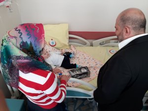 Baloğlu çocuk hastaları ziyaret etti