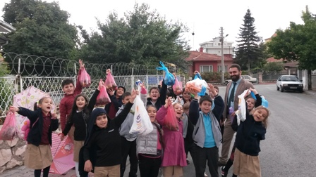 Armağan Koleji semt pazarında