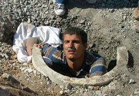 Temizlik için girdiği rögarda sıkıştı