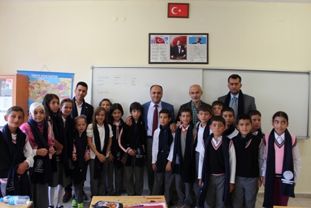 Başkan Özaltun, buluştuğu öğrencilere kaşkol hediye etti