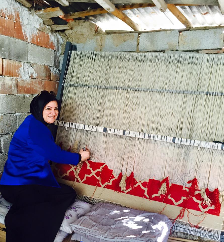 Gök,seçim çalışmalarında kilim dokudu
