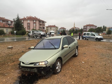 Kulu’da iki otomobil çarpıştı