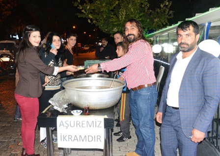 Vatandaşa zemzem suyundan aşure ikramı