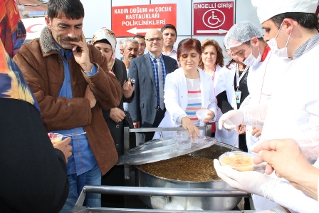 Faruk Sükan’da aşure ikramı