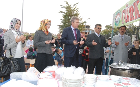 Minik öğrenciler aşure dağıttı