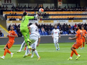 Konyaspor Başakşehir'e  farklı mağlup oldu