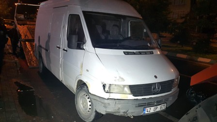 Minibüs motosiklete çarptı: 1 yaralı