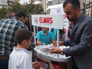 Elmas Koleji aşure dağıttı