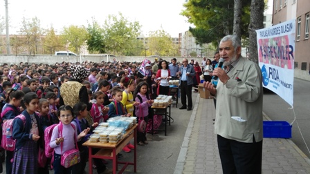 RİDA Derneği’nden öğrencilere aşure ikramı