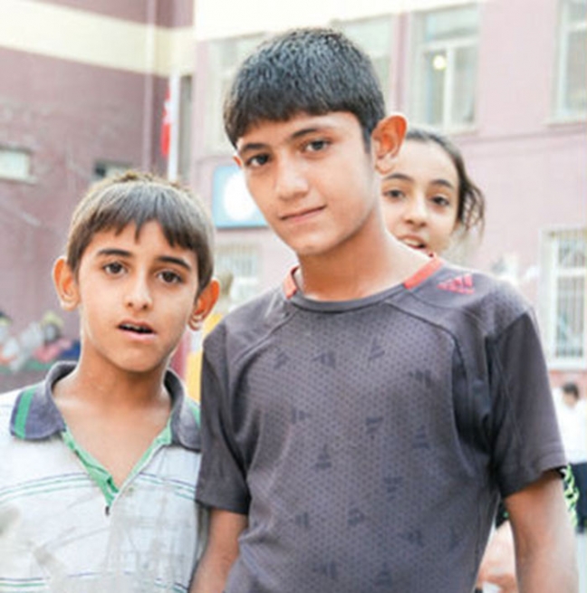 Bayrağı  yerden kaldıran çocukların ailelerine PKK'dan tehdit