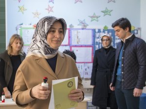 Sare Davutoğlu oyunu kullanmaya oğluyla gitti