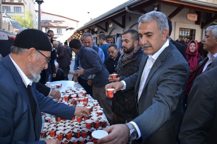 Ağralı’dan vatandaşa zemzem suyu ve hurma ikramı…