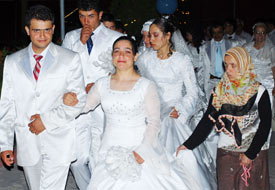 İmkanı olmayanlara düğün yaptılar