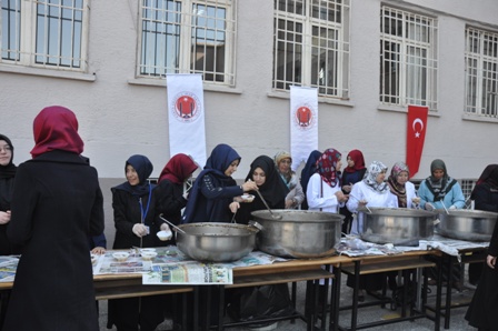 İmam Hatip Lisesinde Aşure Dağıtıldı