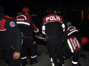 Denize düşen iki kişiyi itfaiye ve polis kurtardı