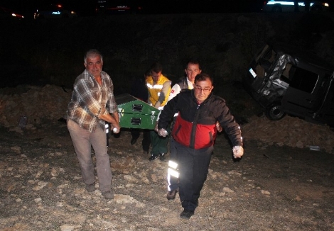Hastaneden Dönen Ailenin Aracı Takla Attı: 3 Ölü