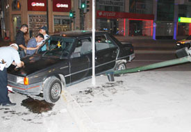 Önce otomobile sonra lambaya çarptı