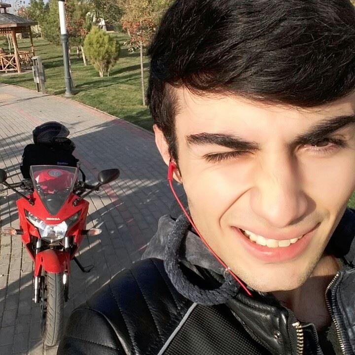 Konya'da motorsiklet tutkunu genç feci şekilde can can verdi