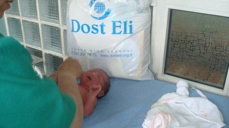 İlk hediyeler Dost Eli'nden