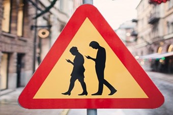 Akıllı telefon kullanıcılarına trafik levhalı uyarı