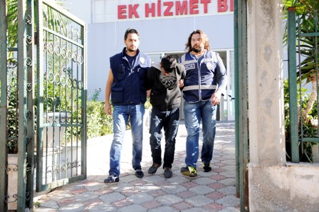 Kapı göbeklerini kırarak hırsızlık yapan şahıs yakalandı