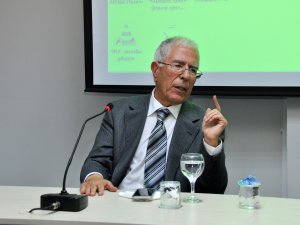 Eski Bakan Aydın NEÜ'de konferans verdi