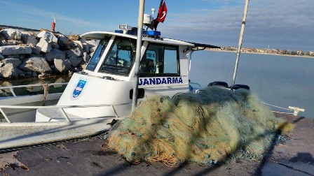 Göldeki yavru balıkları da avlamışlar