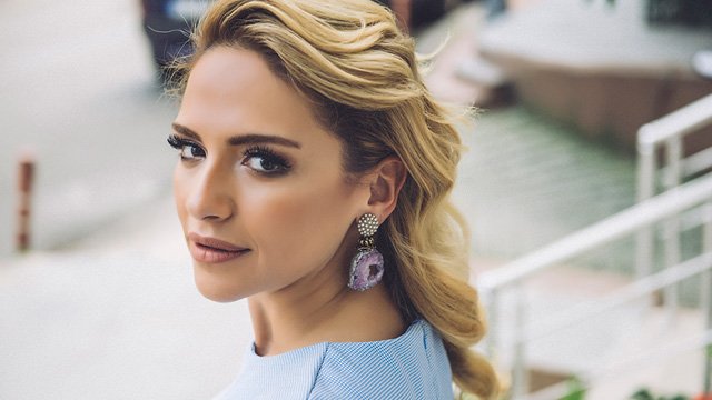 Yatak odasına girdiler ve Sinem Öztürk'ü soydular...