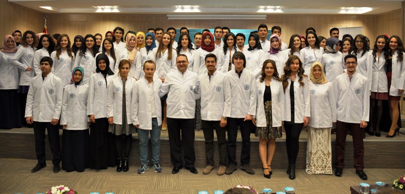 NEÜ'de diş hekimi öğrencileri önlük giydi