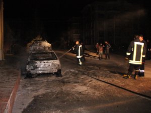 Konya'da park halindeki otomobilde yangın