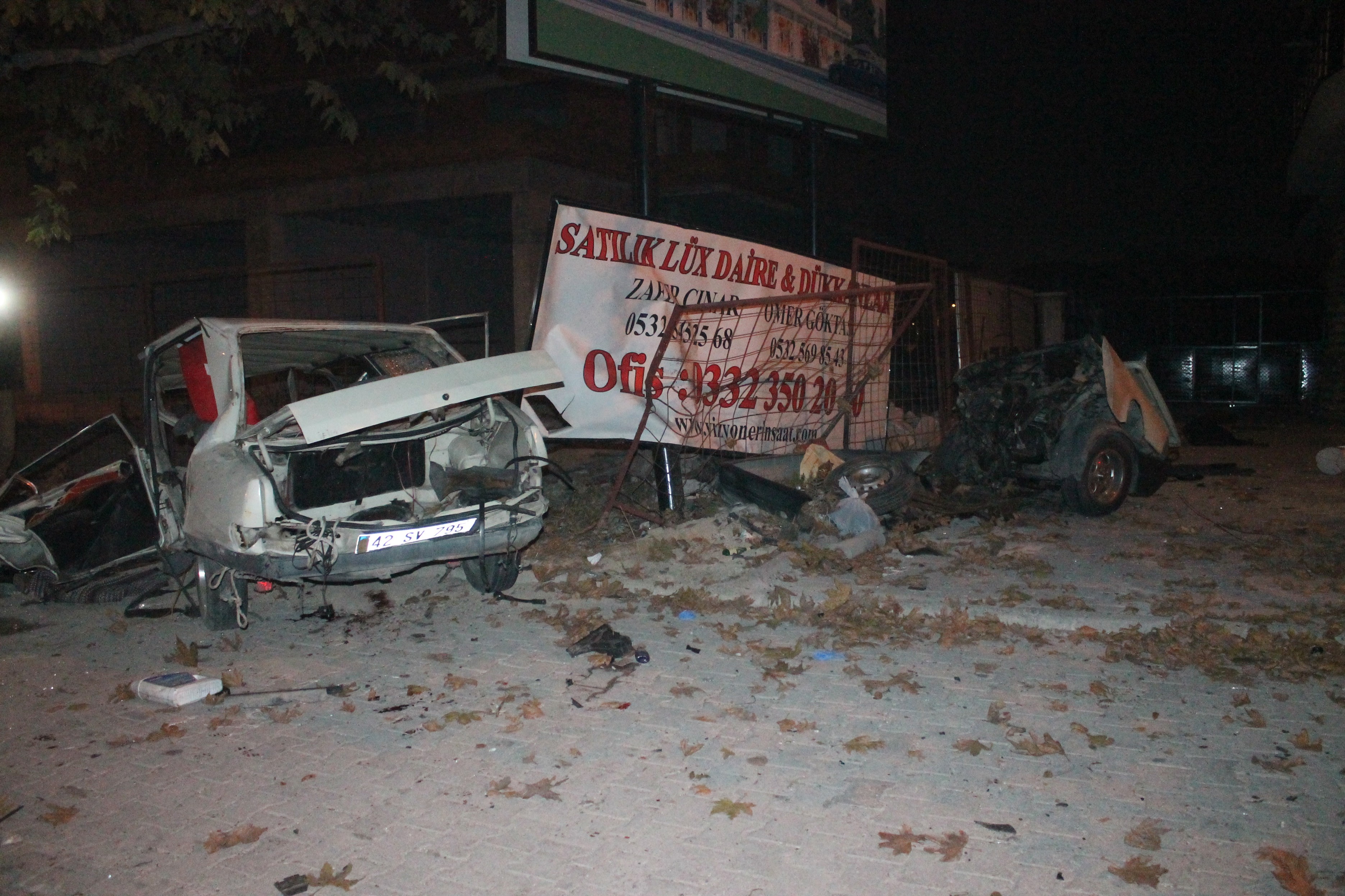 Konya'da ağaca çarpan otomobil ikiye ayrıldı