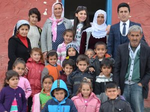 Yüksekova'da Konyalı öğretmen gönüllerde taht kurdu