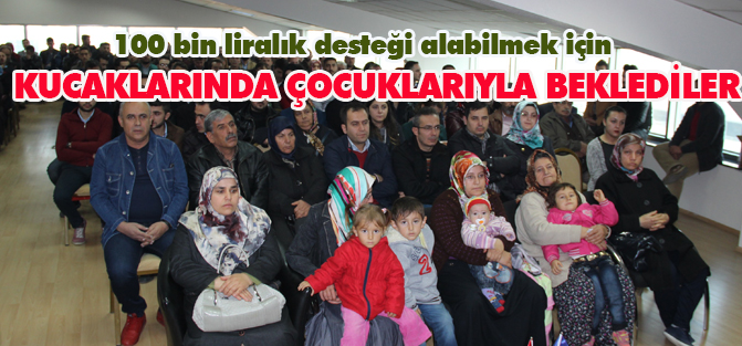 Kucaklarında çocuklarıyla destek başvurusuna geldiler