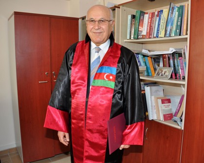 Alptekin'e fahri doktora diploması