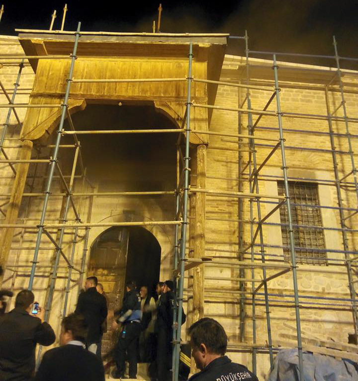 Konya'da tarihi camide yangın