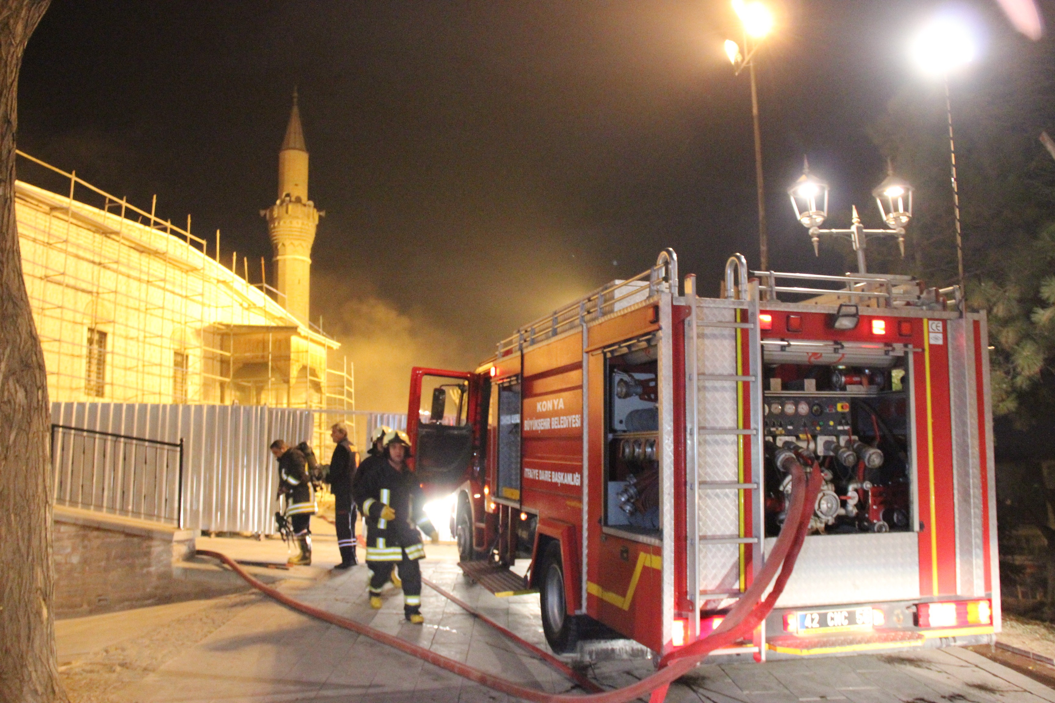 Konya’da tarihi camide korkutan yangın